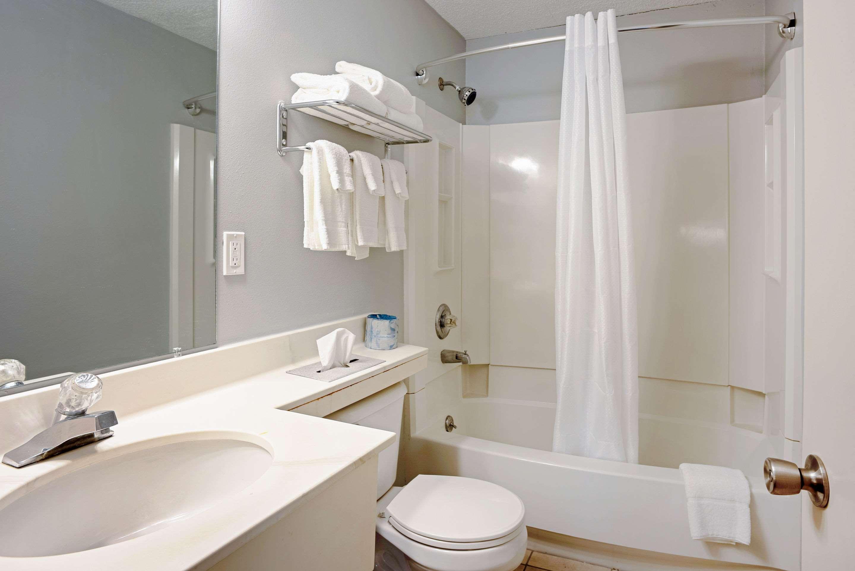 Quality Inn Frontier At Us Hwy 30 Clinton Екстериор снимка