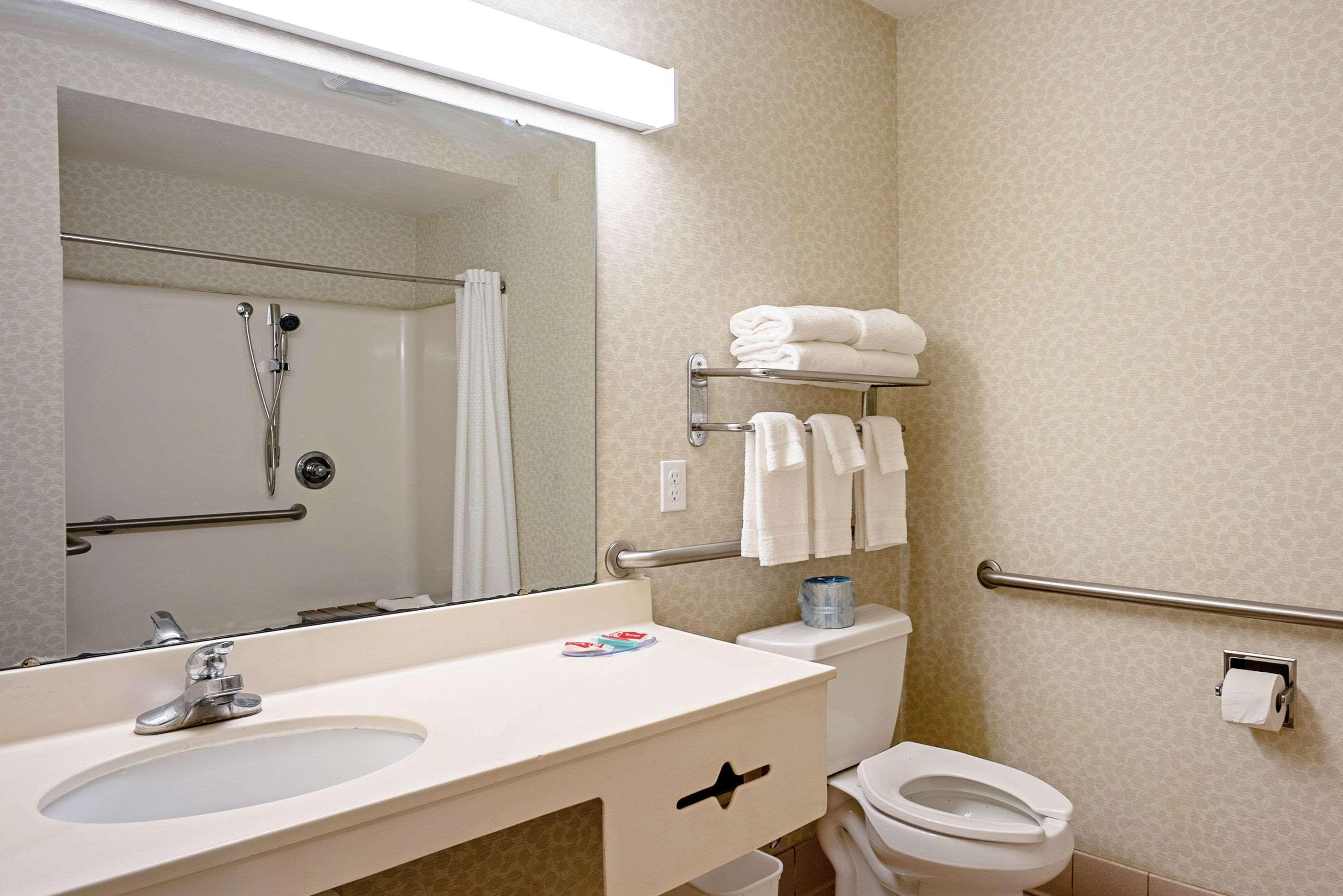 Quality Inn Frontier At Us Hwy 30 Clinton Екстериор снимка
