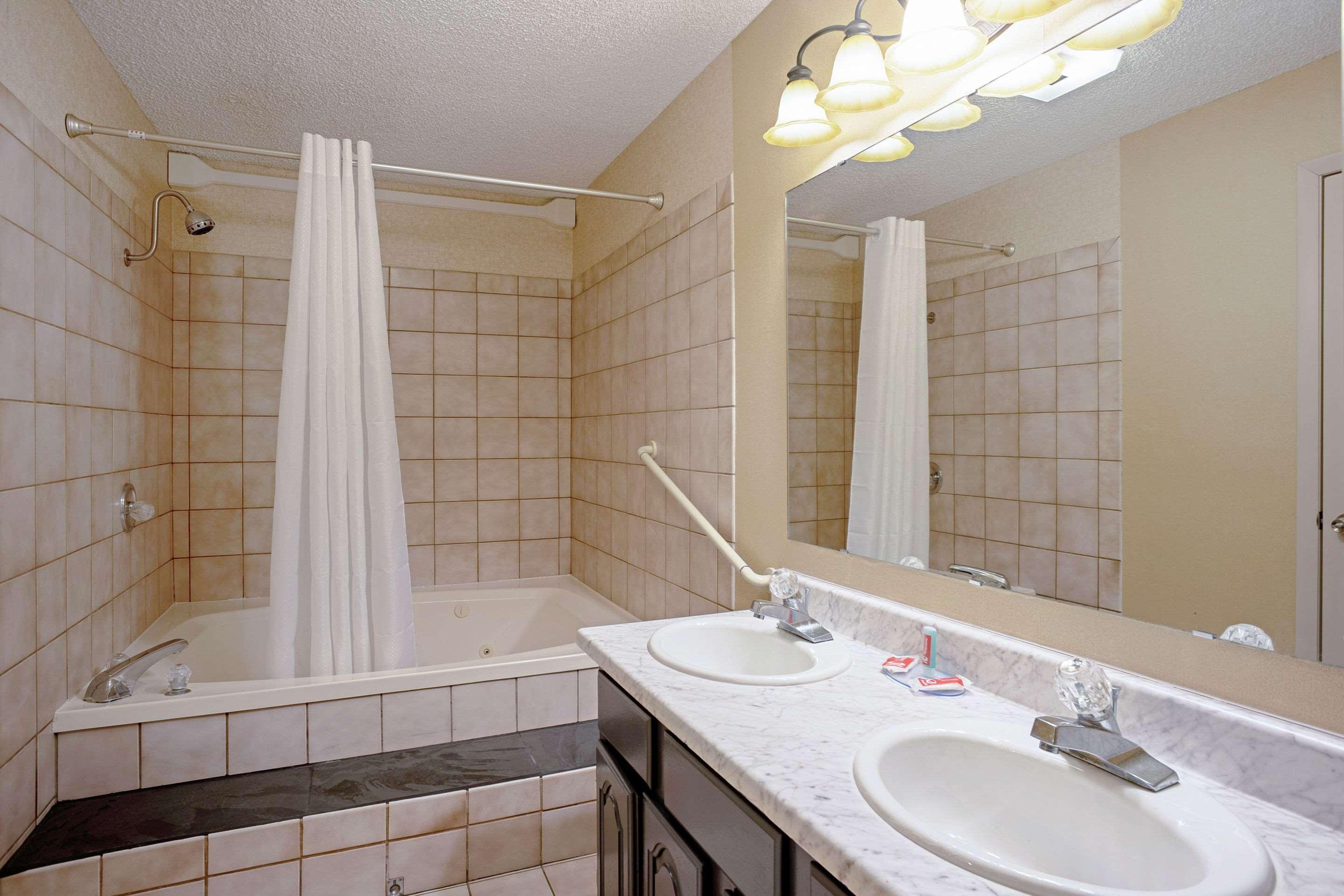 Quality Inn Frontier At Us Hwy 30 Clinton Екстериор снимка