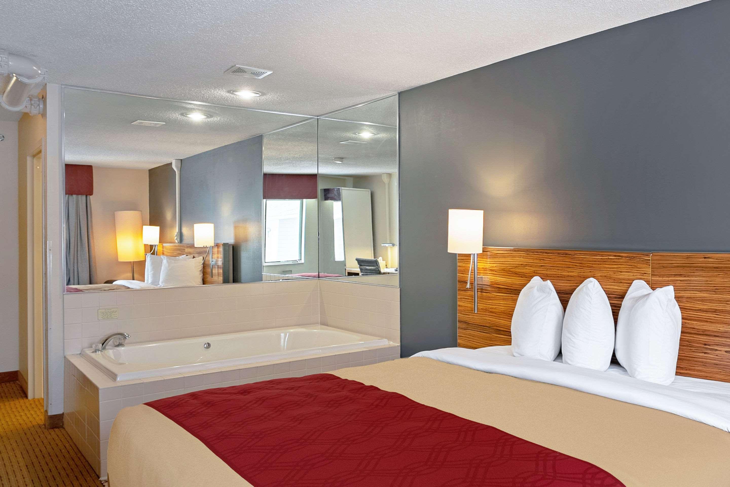 Quality Inn Frontier At Us Hwy 30 Clinton Екстериор снимка