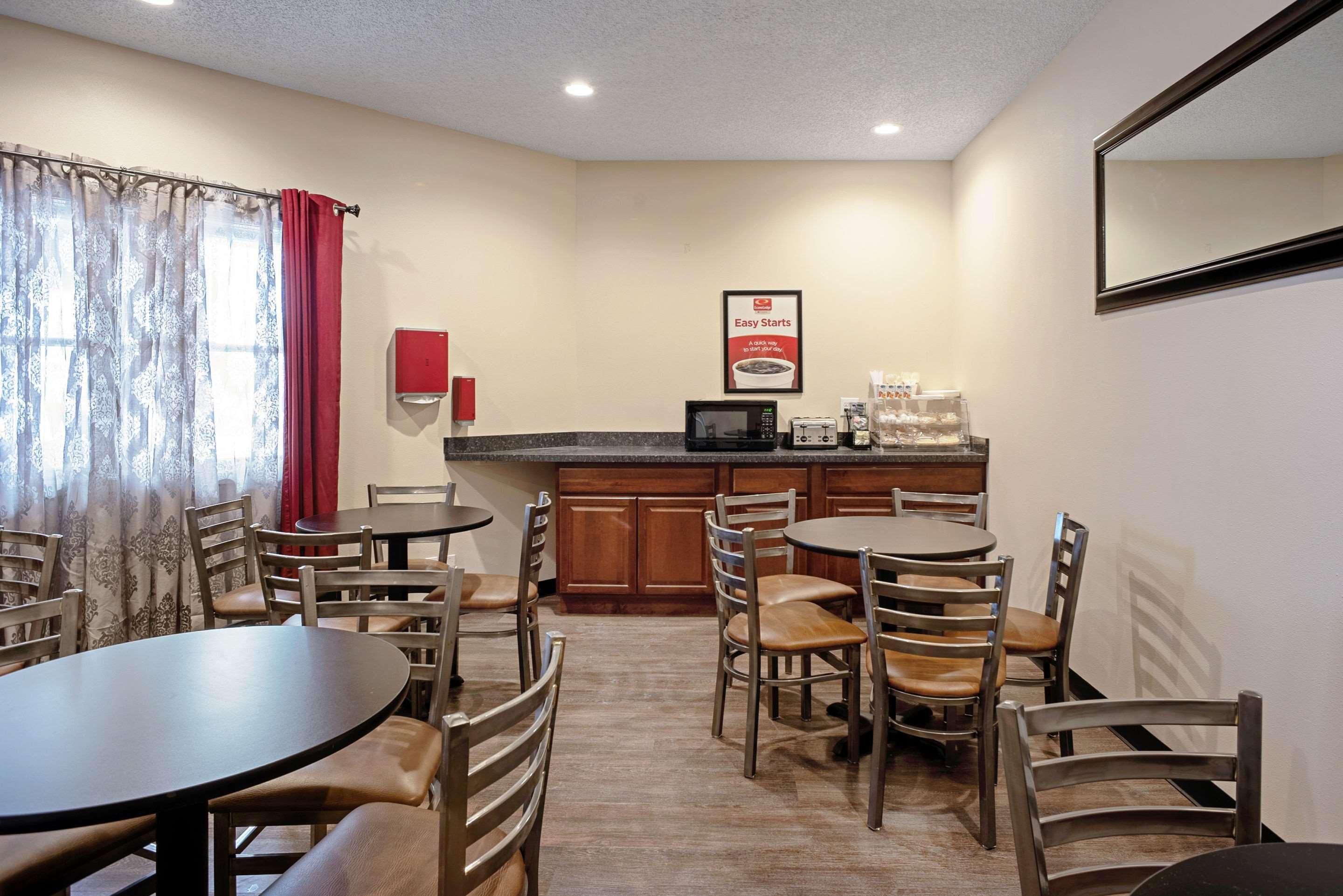 Quality Inn Frontier At Us Hwy 30 Clinton Екстериор снимка