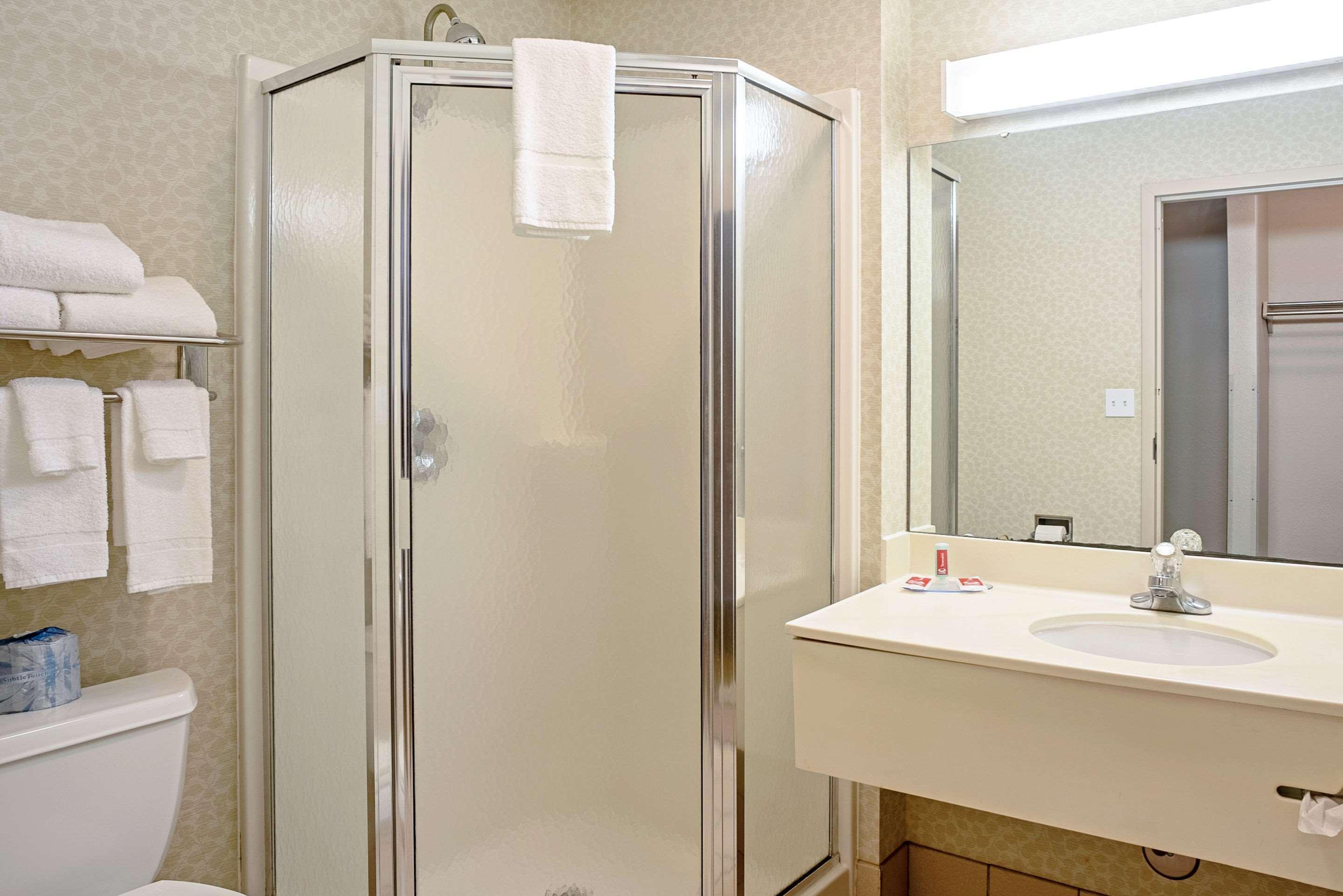 Quality Inn Frontier At Us Hwy 30 Clinton Екстериор снимка