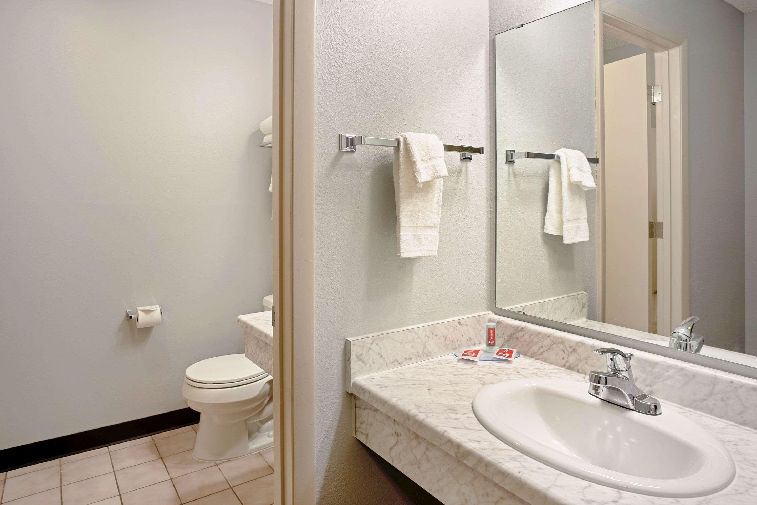 Quality Inn Frontier At Us Hwy 30 Clinton Екстериор снимка