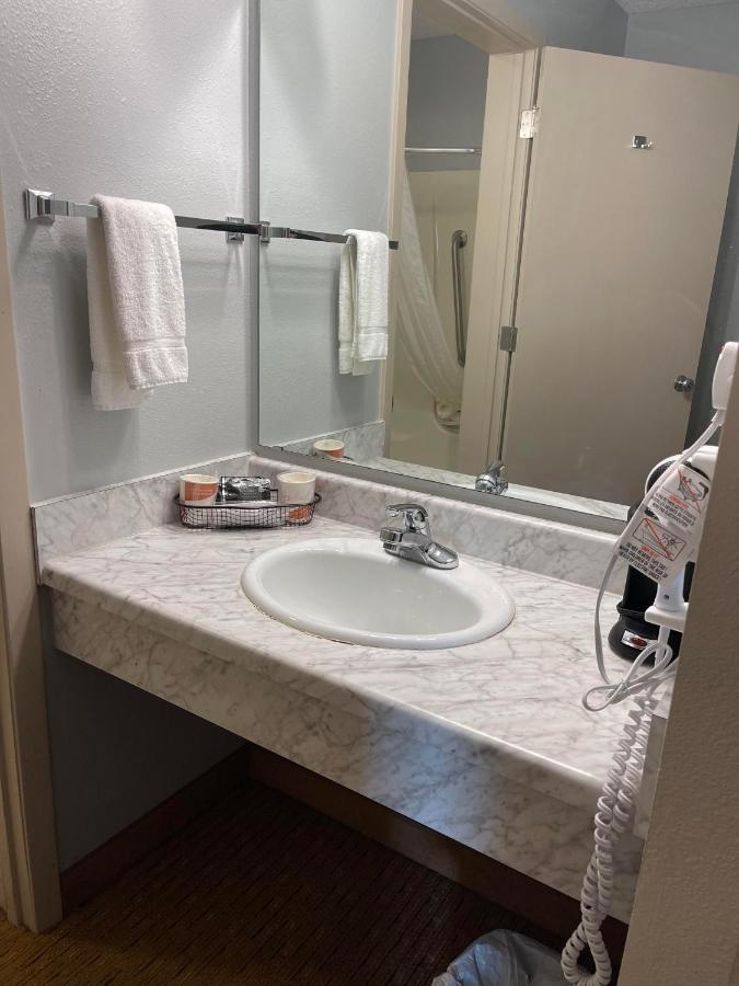 Quality Inn Frontier At Us Hwy 30 Clinton Екстериор снимка