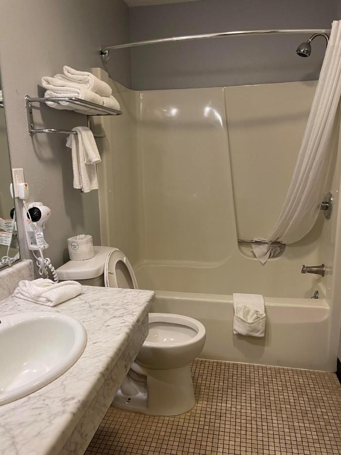 Quality Inn Frontier At Us Hwy 30 Clinton Екстериор снимка