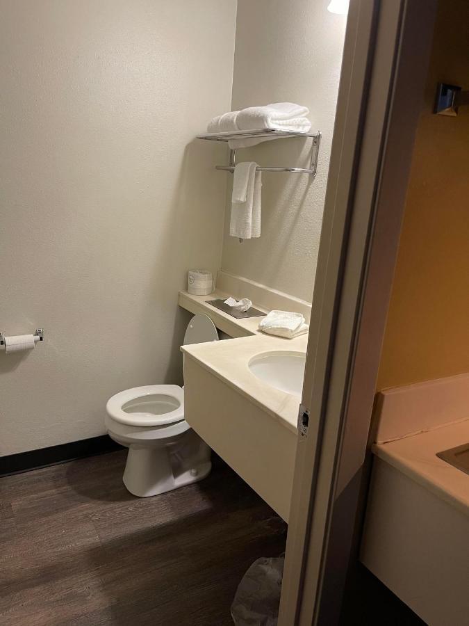 Quality Inn Frontier At Us Hwy 30 Clinton Екстериор снимка