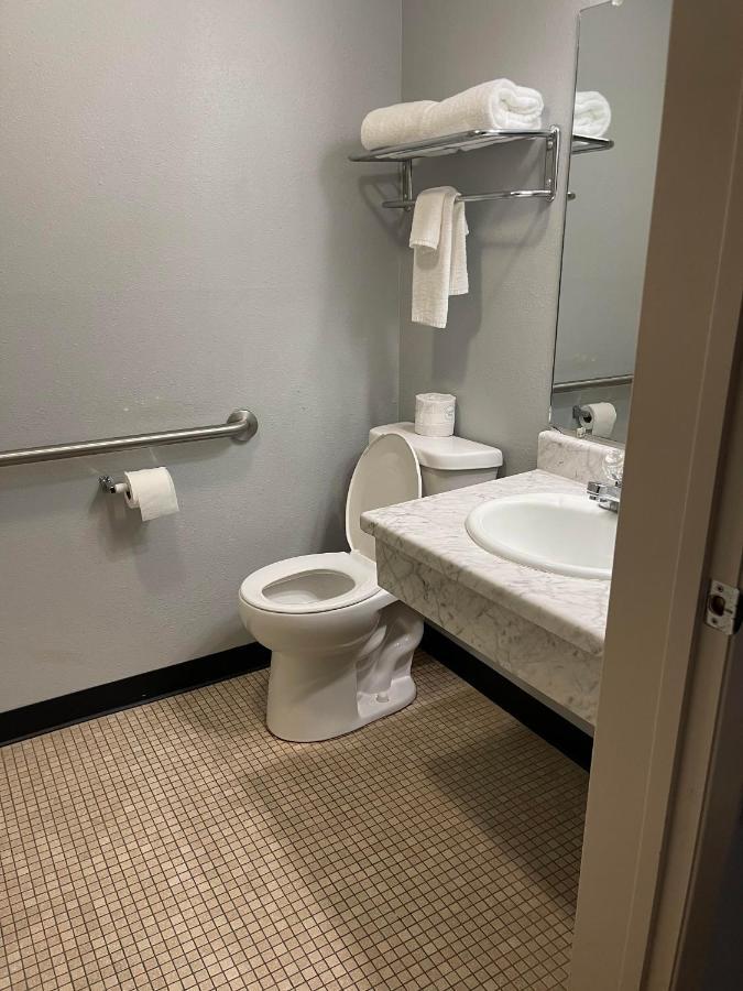Quality Inn Frontier At Us Hwy 30 Clinton Екстериор снимка